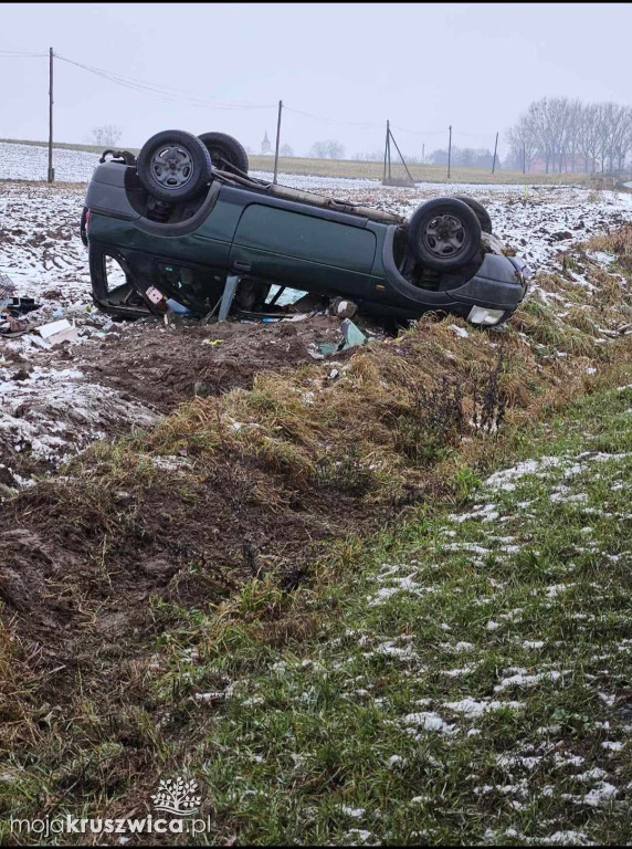 Pod Kruszwicą doszło do dachowania auta osobowego. Są poszkodowani
