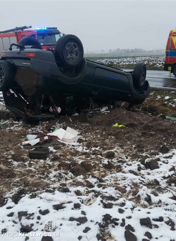 Pod Kruszwicą doszło do dachowania auta osobowego. Są poszkodowani