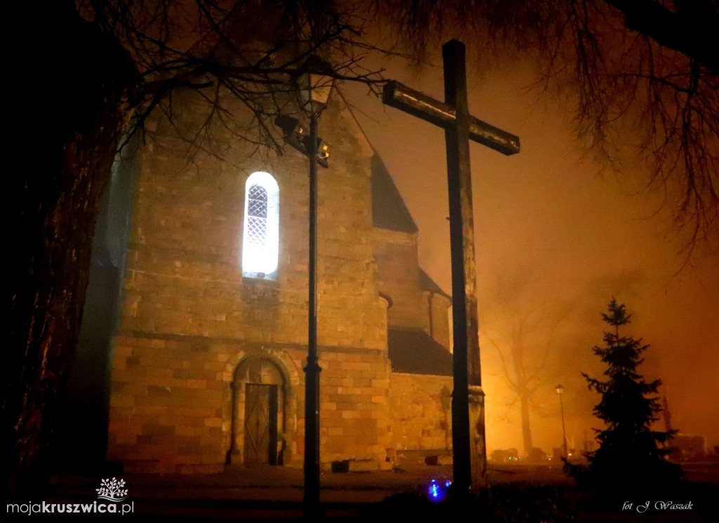 Kolegiata kruszwicka we mgle. Zobaczcie zdjęcia Jarosława Waszaka