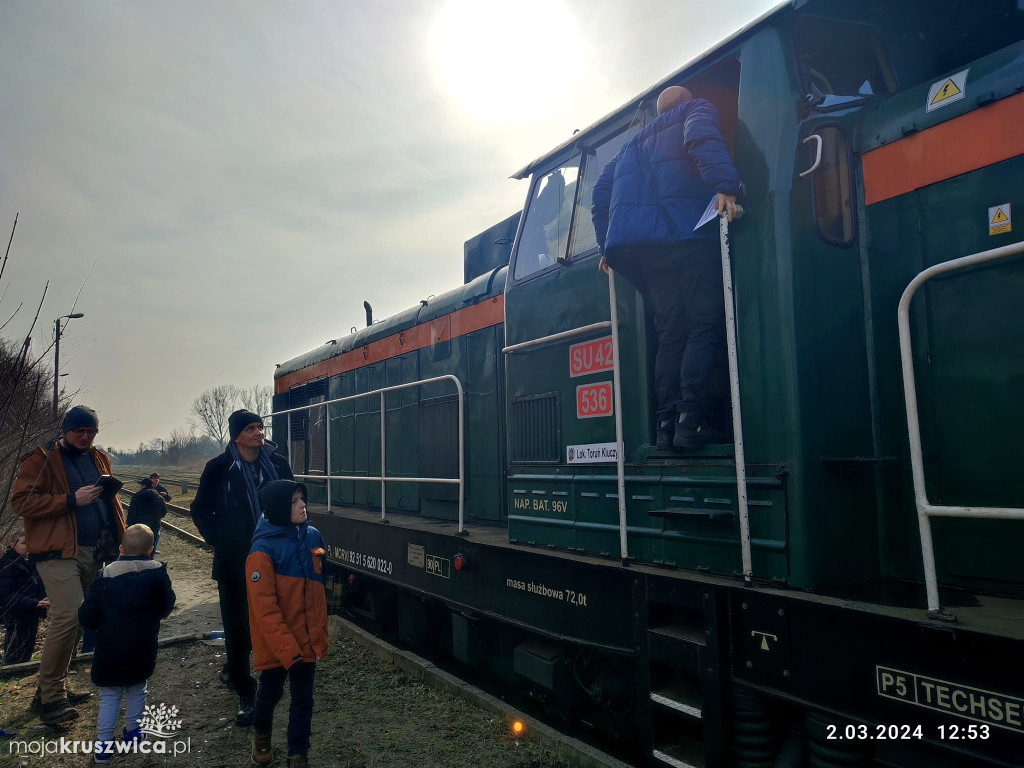 Do Kruszwicy przyjechał pociąg historyczny z lat 70. Zrobiło się jak dawniej!