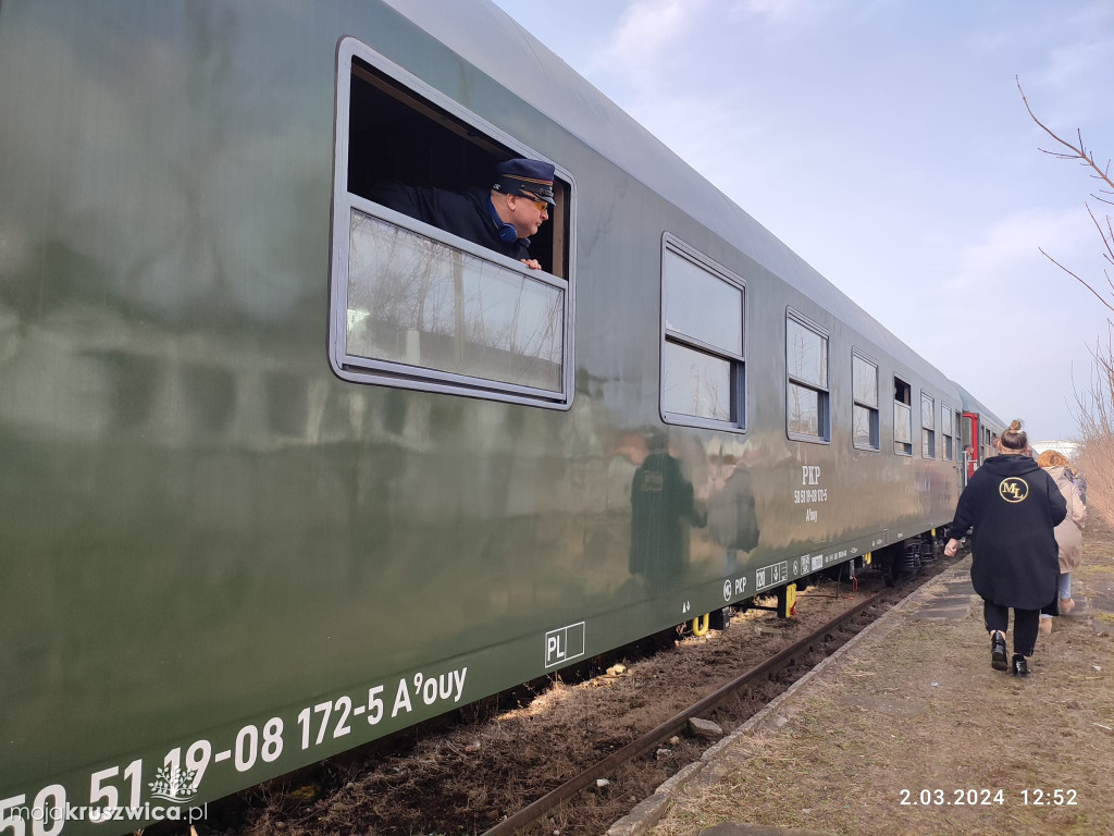 Do Kruszwicy przyjechał pociąg historyczny z lat 70. Zrobiło się jak dawniej!