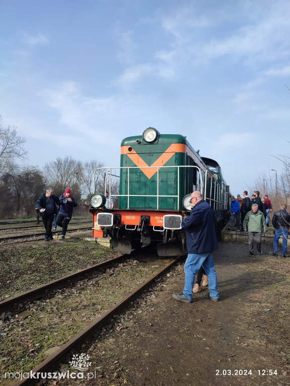 Do Kruszwicy przyjechał pociąg historyczny z lat 70. Zrobiło się jak dawniej!