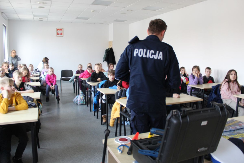 Kartki o treści „Na drodze – Patrz i Słuchaj” trafiły do rodziców