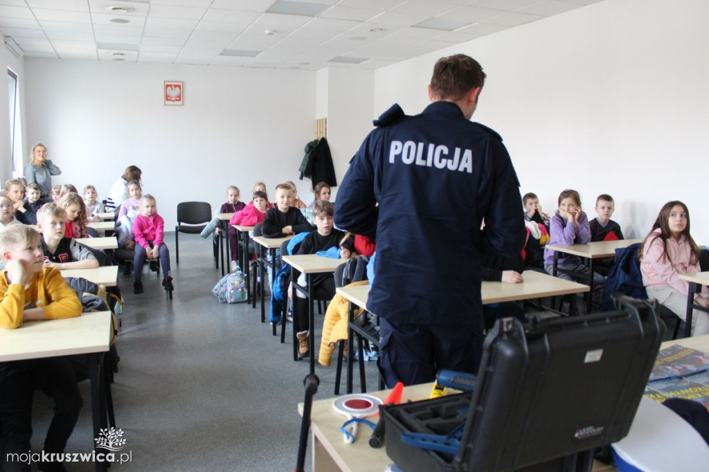 Kartki o treści „Na drodze – Patrz i Słuchaj” trafiły do rodziców