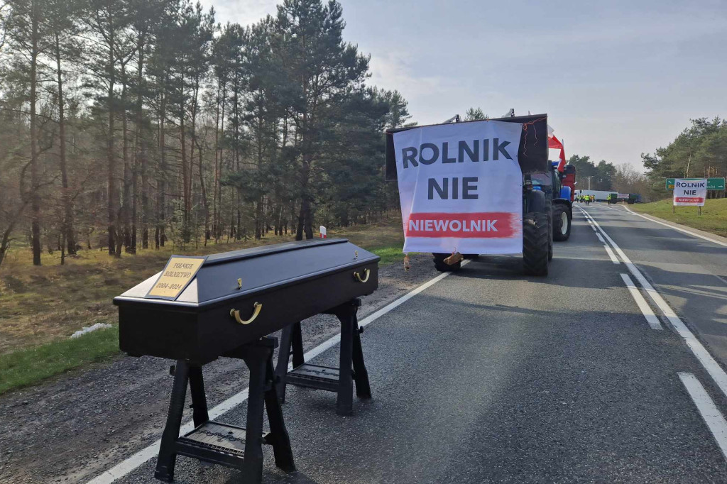 REGION: Protesty trwają. Drogę zablokowali trumną [ZDJĘCIA]