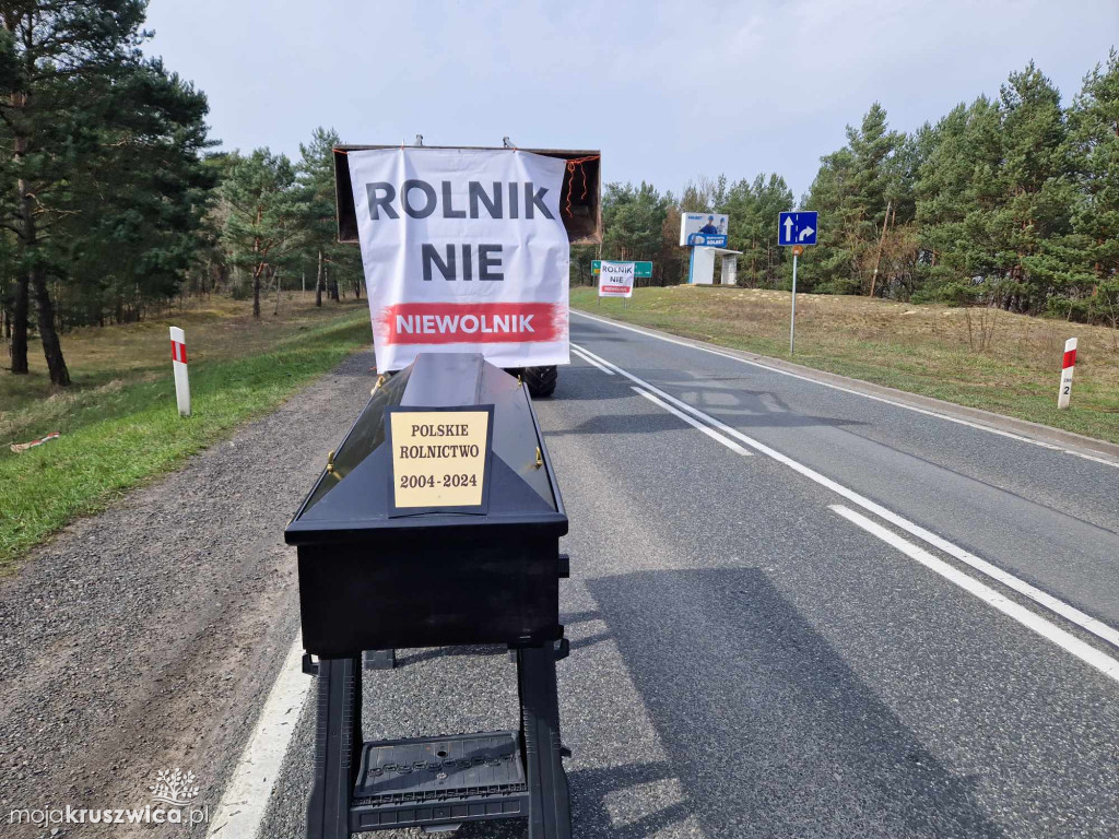 REGION: Protesty trwają. Drogę zablokowali trumną [ZDJĘCIA]