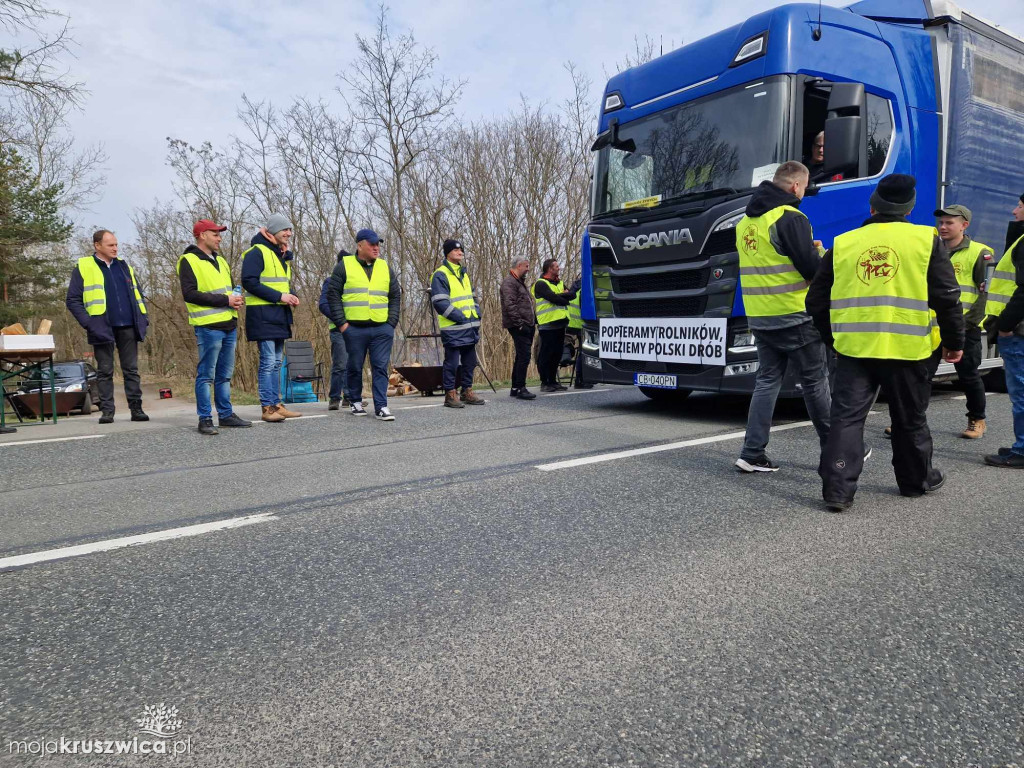 REGION: Protesty trwają. Drogę zablokowali trumną [ZDJĘCIA]