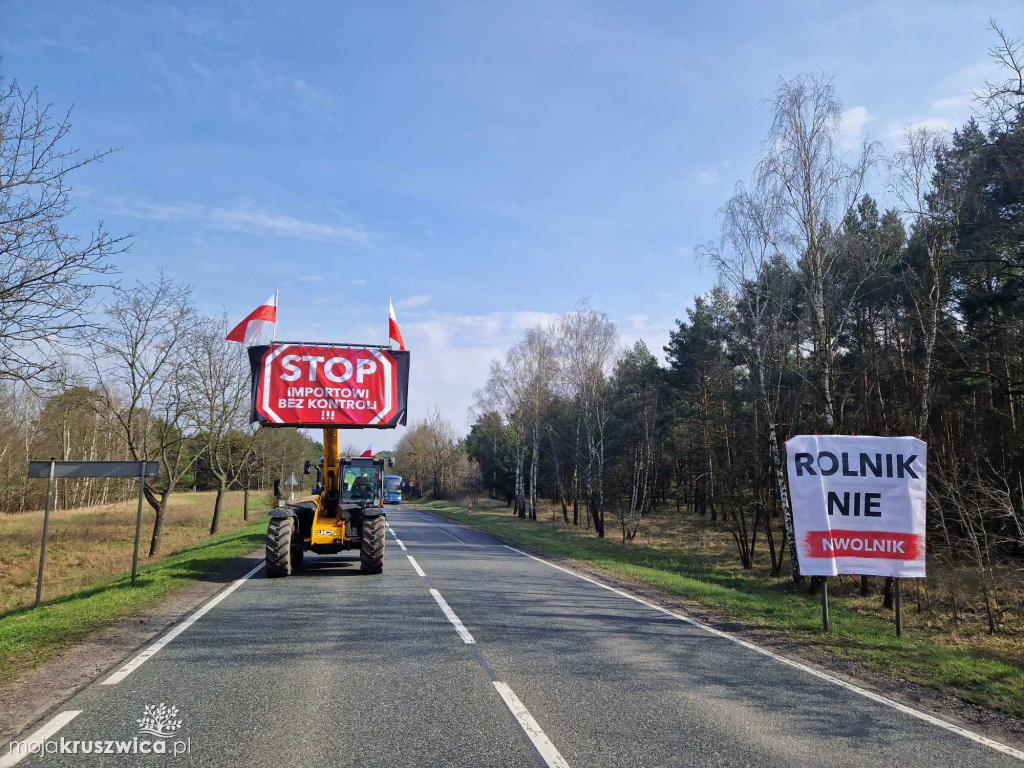 REGION: Protesty trwają. Drogę zablokowali trumną [ZDJĘCIA]