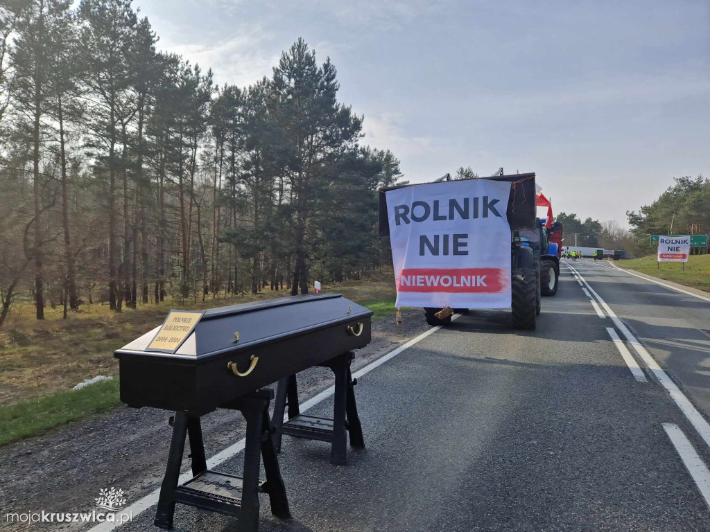 REGION: Protesty trwają. Drogę zablokowali trumną [ZDJĘCIA]