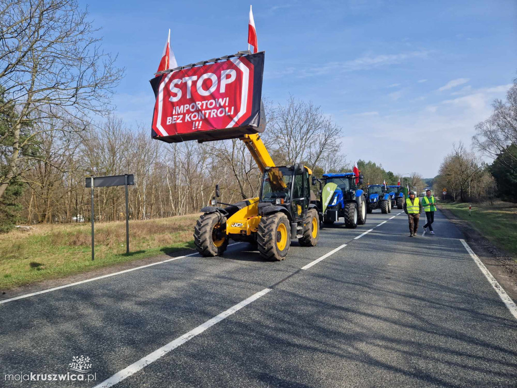 REGION: Protesty trwają. Drogę zablokowali trumną [ZDJĘCIA]