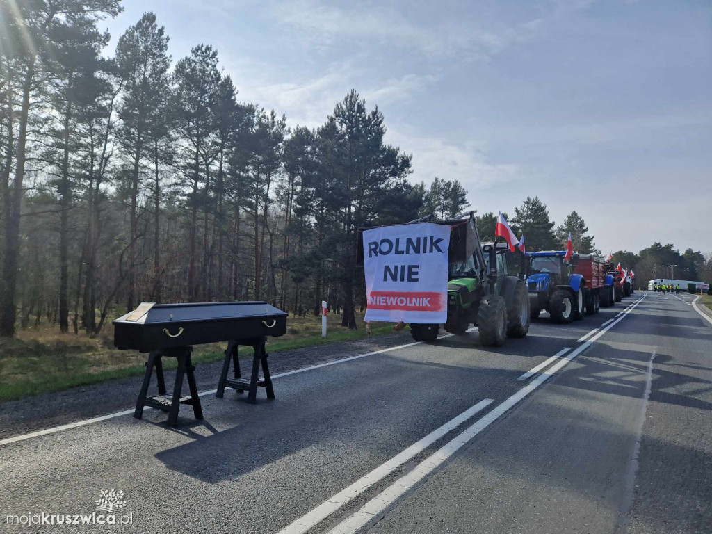 REGION: Protesty trwają. Drogę zablokowali trumną [ZDJĘCIA]