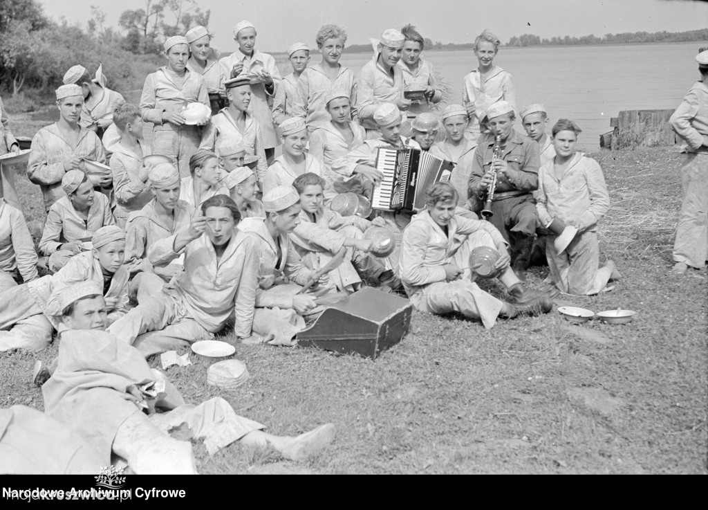 Narodowe Archiwum Cyfrowe z nowymi zdjęciami z Kruszwicy! Pochodzą z lat 1949-1951