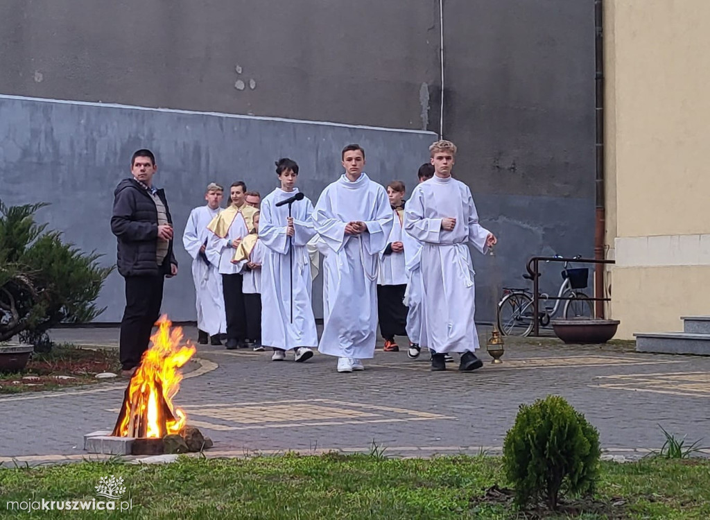 Jezus zmartwychwstał! Wigilia Paschalna w kruszwickiej parafii [ZDJĘCIA]