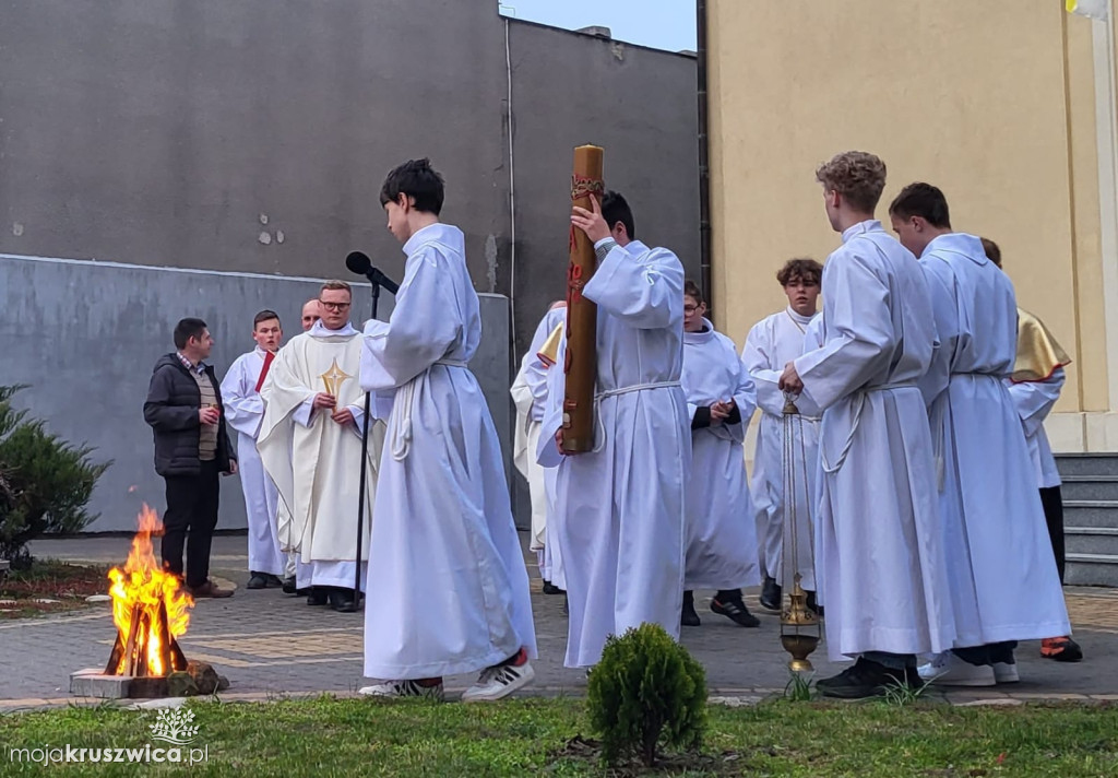 Jezus zmartwychwstał! Wigilia Paschalna w kruszwickiej parafii [ZDJĘCIA]