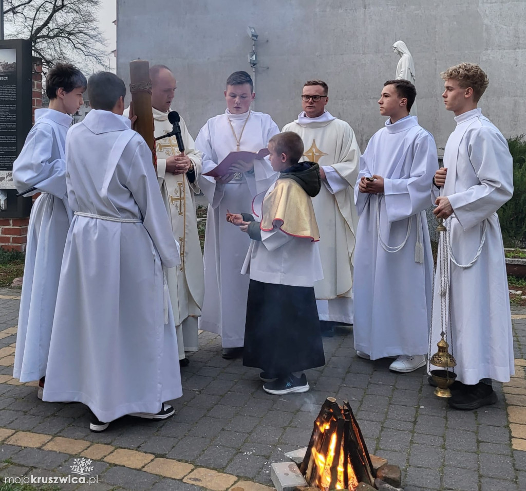 Jezus zmartwychwstał! Wigilia Paschalna w kruszwickiej parafii [ZDJĘCIA]