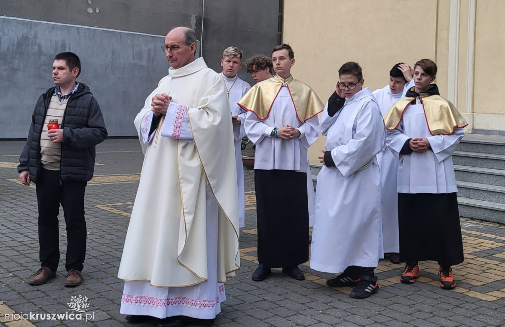 Jezus zmartwychwstał! Wigilia Paschalna w kruszwickiej parafii [ZDJĘCIA]