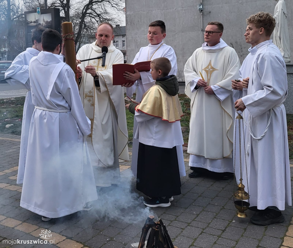 Jezus zmartwychwstał! Wigilia Paschalna w kruszwickiej parafii [ZDJĘCIA]