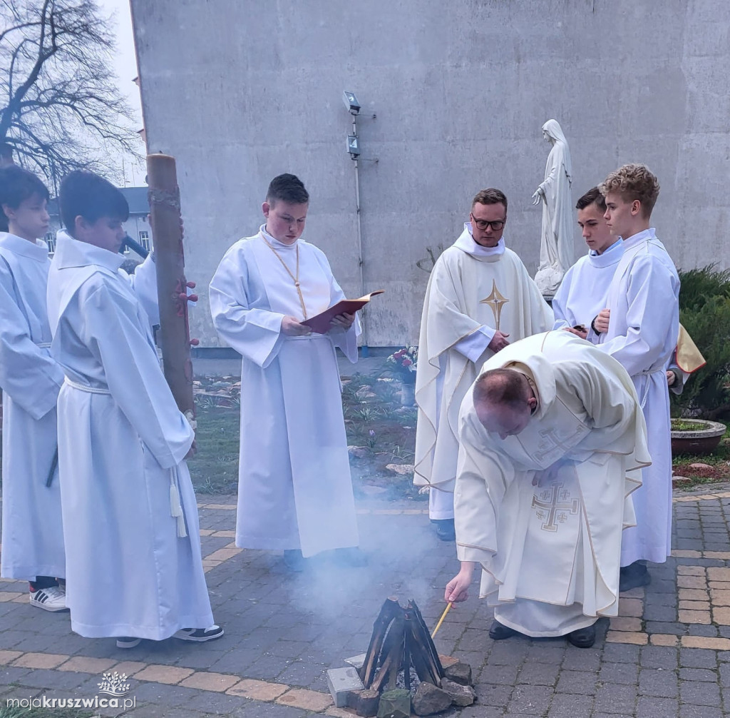 Jezus zmartwychwstał! Wigilia Paschalna w kruszwickiej parafii [ZDJĘCIA]