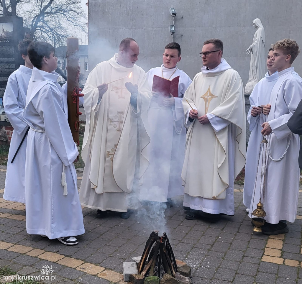 Jezus zmartwychwstał! Wigilia Paschalna w kruszwickiej parafii [ZDJĘCIA]