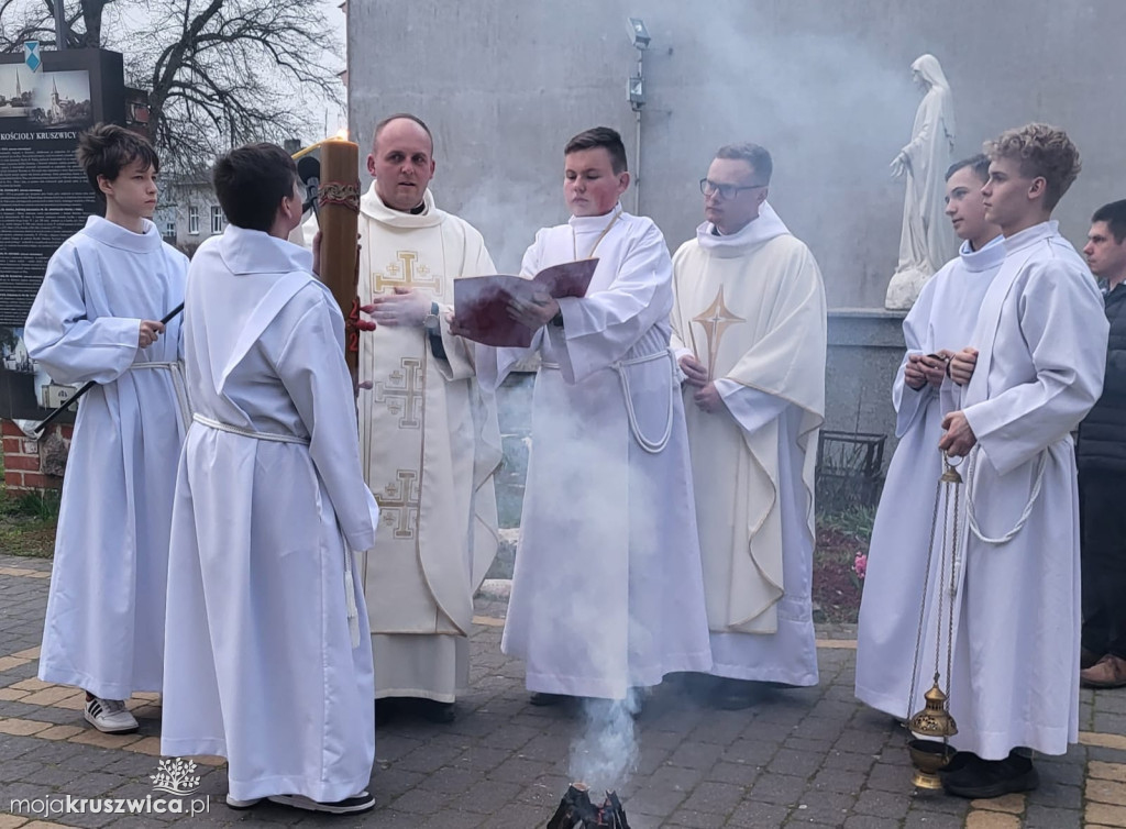 Jezus zmartwychwstał! Wigilia Paschalna w kruszwickiej parafii [ZDJĘCIA]