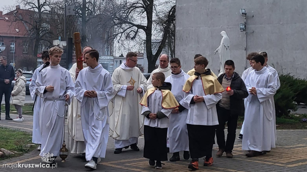 Jezus zmartwychwstał! Wigilia Paschalna w kruszwickiej parafii [ZDJĘCIA]