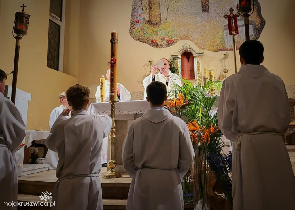 Jezus zmartwychwstał! Wigilia Paschalna w kruszwickiej parafii [ZDJĘCIA]