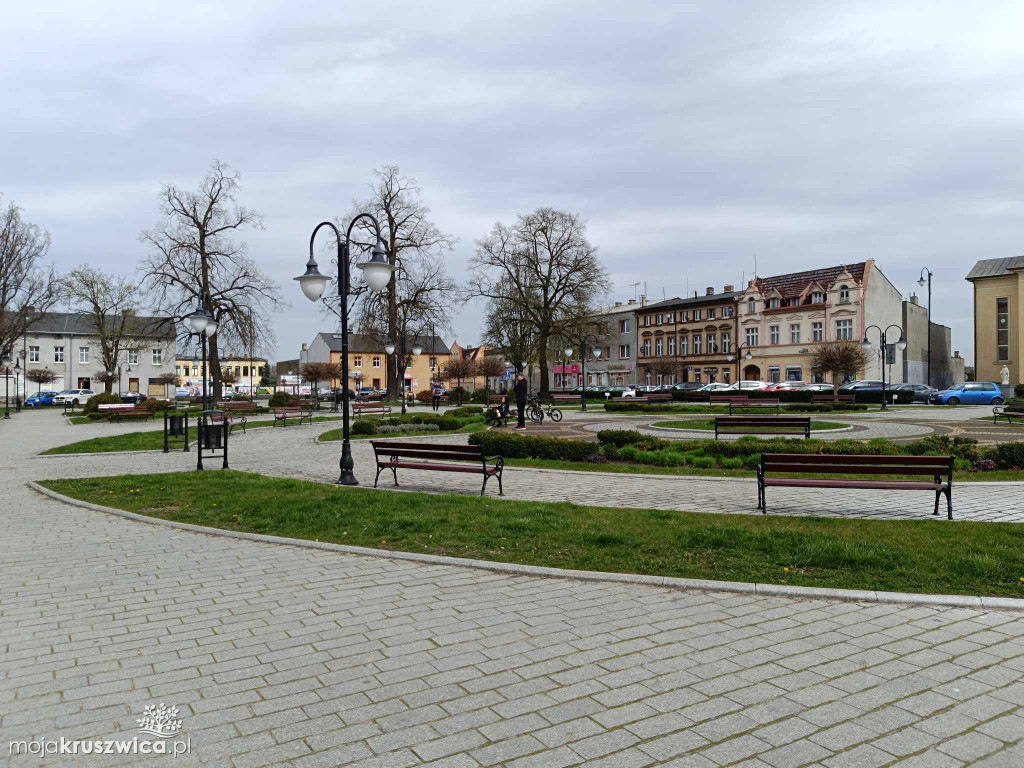 Poniedziałek Wielkanocny z OSP w Kruszwicy. Tradycyjnie na rynku było mokro!