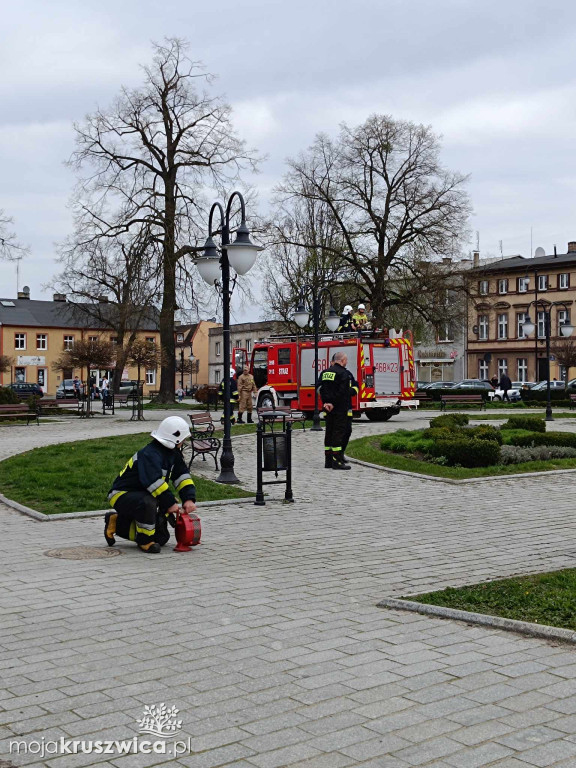 Poniedziałek Wielkanocny z OSP w Kruszwicy. Tradycyjnie na rynku było mokro!