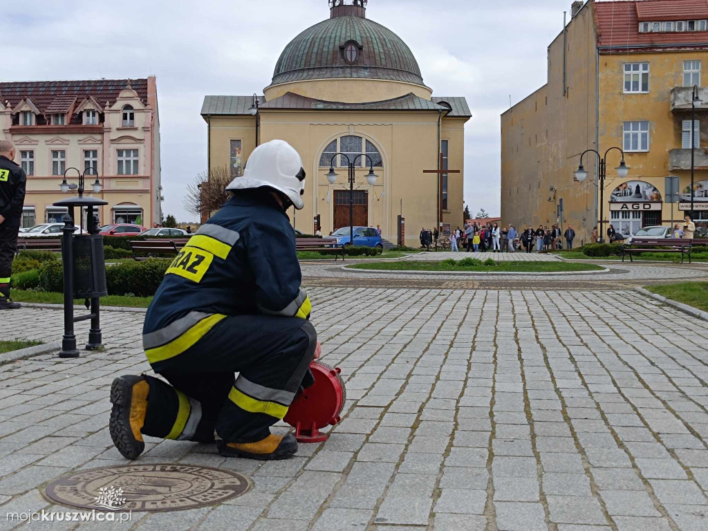 Poniedziałek Wielkanocny z OSP w Kruszwicy. Tradycyjnie na rynku było mokro!