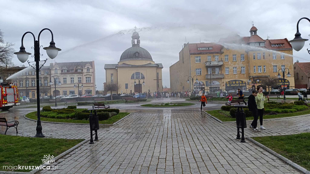 Poniedziałek Wielkanocny z OSP w Kruszwicy. Tradycyjnie na rynku było mokro!