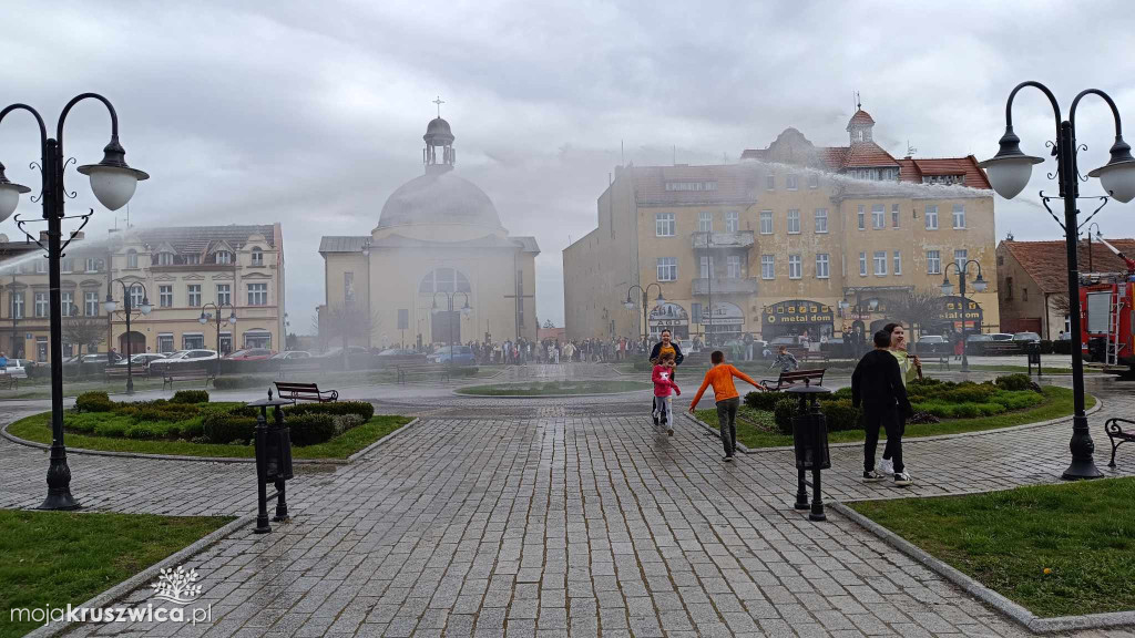 Poniedziałek Wielkanocny z OSP w Kruszwicy. Tradycyjnie na rynku było mokro!