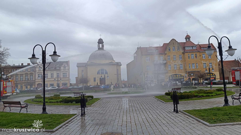 Poniedziałek Wielkanocny z OSP w Kruszwicy. Tradycyjnie na rynku było mokro!