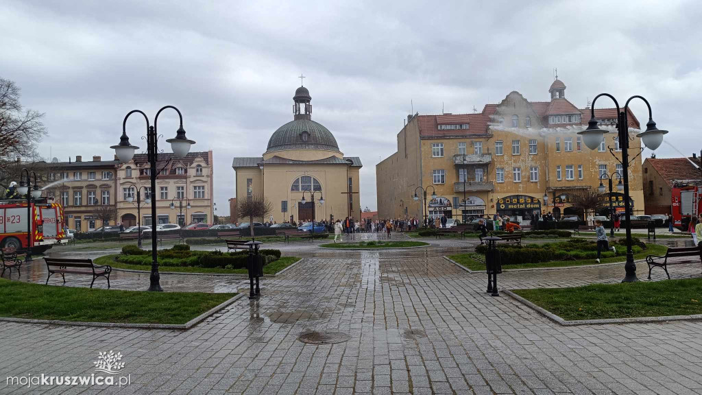 Poniedziałek Wielkanocny z OSP w Kruszwicy. Tradycyjnie na rynku było mokro!