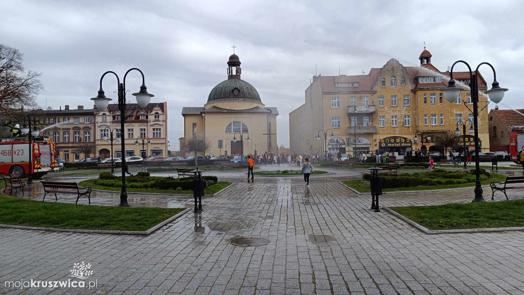 Poniedziałek Wielkanocny z OSP w Kruszwicy. Tradycyjnie na rynku było mokro!