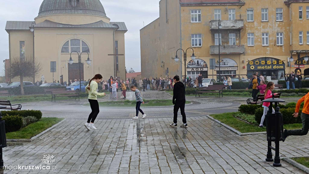 Poniedziałek Wielkanocny z OSP w Kruszwicy. Tradycyjnie na rynku było mokro!