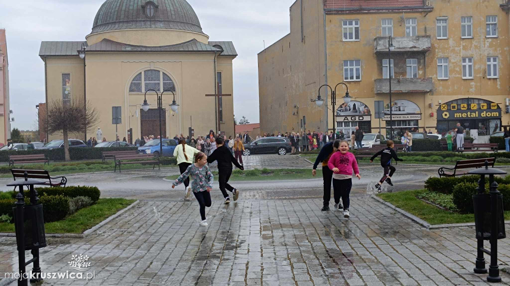 Poniedziałek Wielkanocny z OSP w Kruszwicy. Tradycyjnie na rynku było mokro!