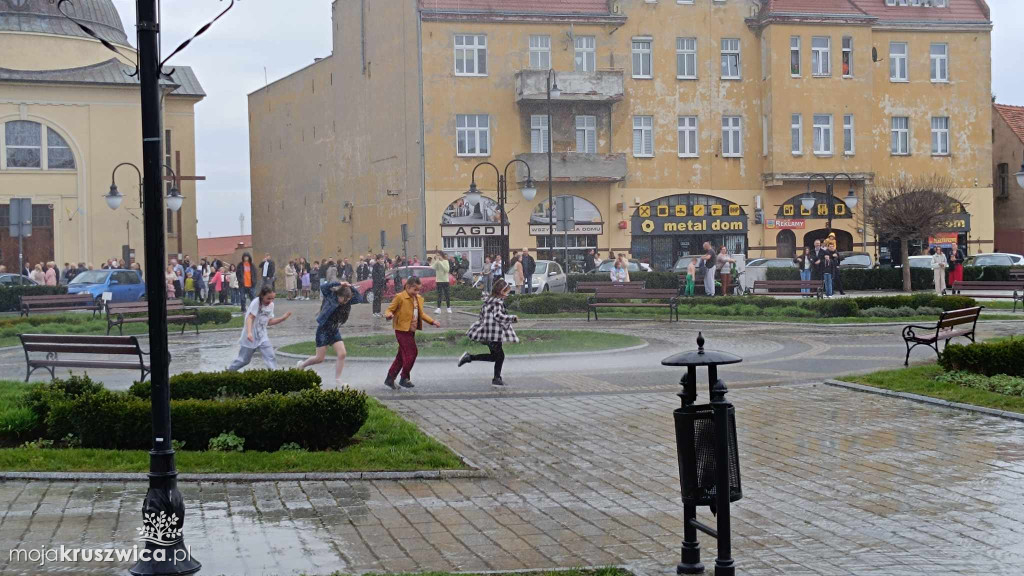 Poniedziałek Wielkanocny z OSP w Kruszwicy. Tradycyjnie na rynku było mokro!