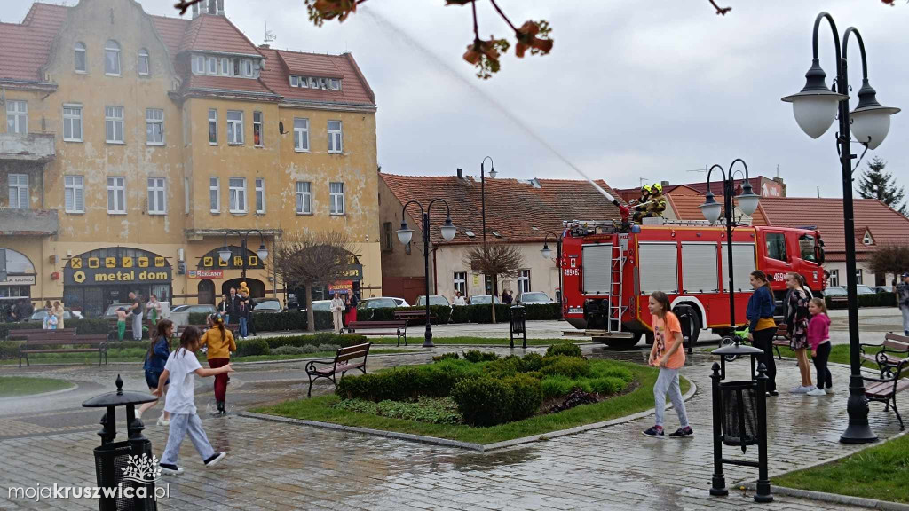 Poniedziałek Wielkanocny z OSP w Kruszwicy. Tradycyjnie na rynku było mokro!