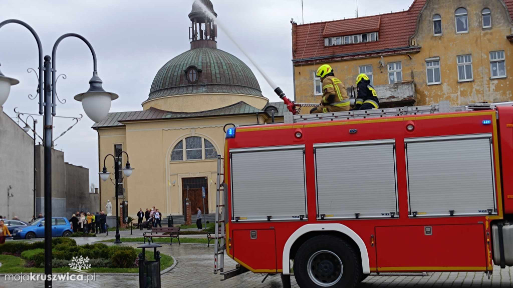 Poniedziałek Wielkanocny z OSP w Kruszwicy. Tradycyjnie na rynku było mokro!