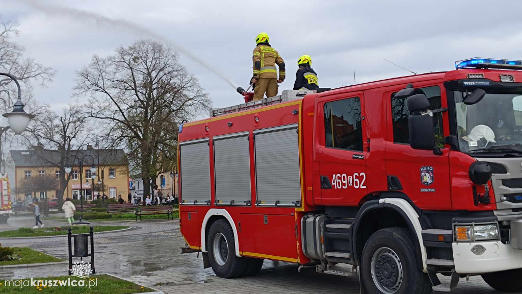 Poniedziałek Wielkanocny z OSP w Kruszwicy. Tradycyjnie na rynku było mokro!