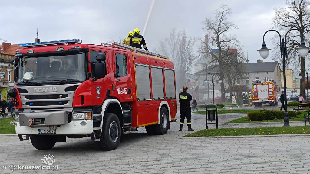 Poniedziałek Wielkanocny z OSP w Kruszwicy. Tradycyjnie na rynku było mokro!