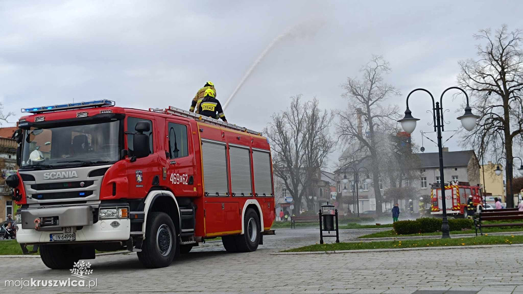 Poniedziałek Wielkanocny z OSP w Kruszwicy. Tradycyjnie na rynku było mokro!