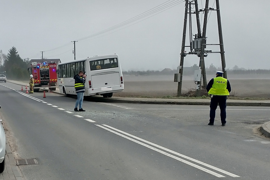 REGION: Szkolny autobus zderzył się z samochodem osobowym