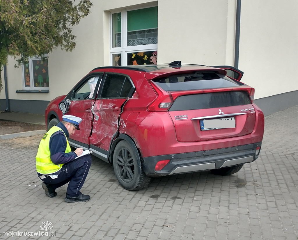 REGION: Szkolny autobus zderzył się z samochodem osobowym