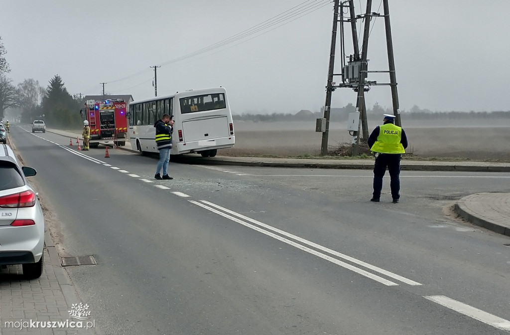 REGION: Szkolny autobus zderzył się z samochodem osobowym