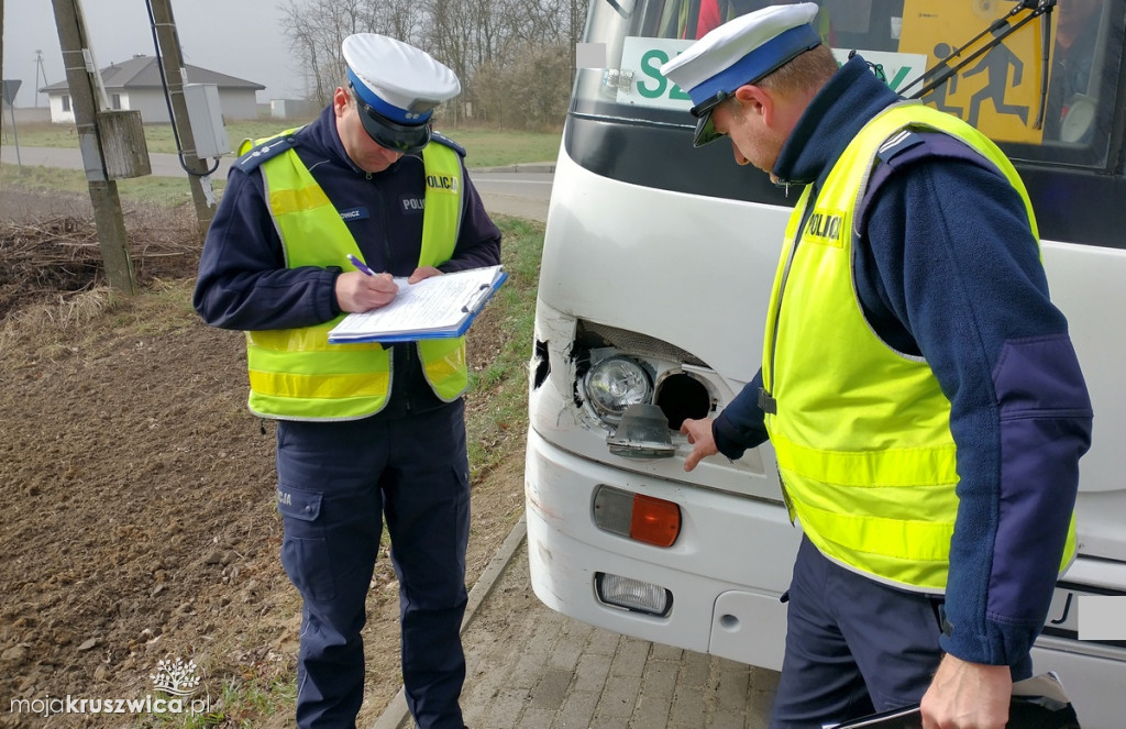 REGION: Szkolny autobus zderzył się z samochodem osobowym