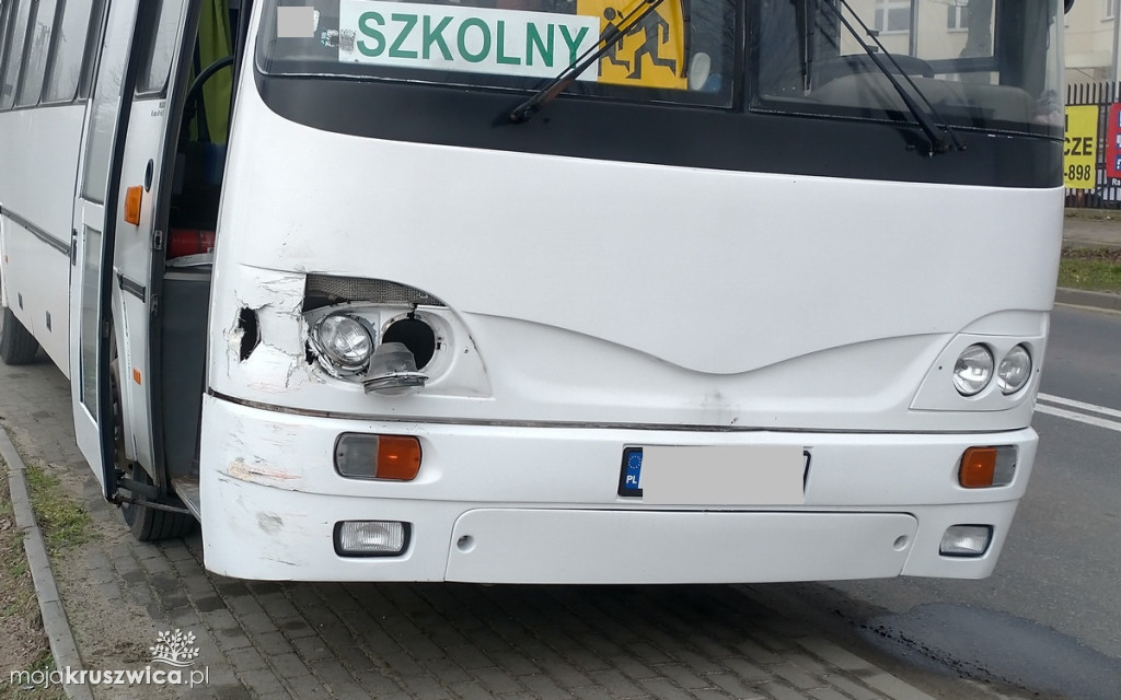 REGION: Szkolny autobus zderzył się z samochodem osobowym
