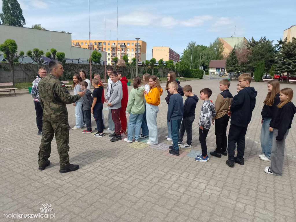 Edukacja z wojskiem w Szkole Podstawowej nr 1 w Kruszwicy