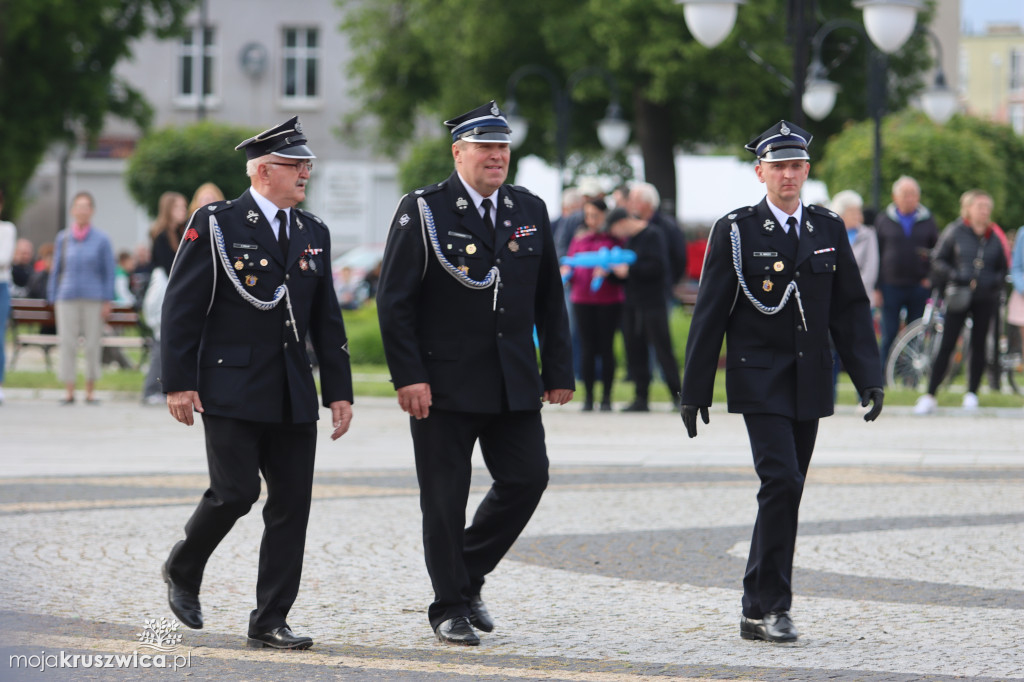 Gminny Dzień Strażaka cz. 2 Uroczystości na kruszwickim rynku