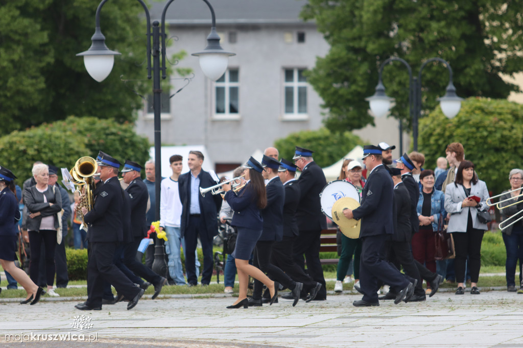 Gminny Dzień Strażaka cz. 2 Uroczystości na kruszwickim rynku